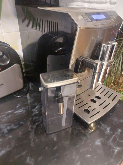 У продажі кавомашина Delonghi PrimaDonnaS