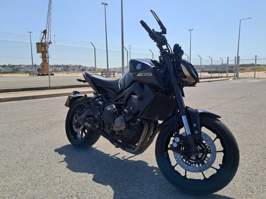 Yamaha MT-09 Preta/Dourada