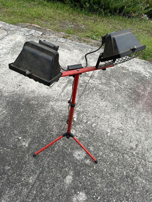 Lampy halogenowe na stojaku