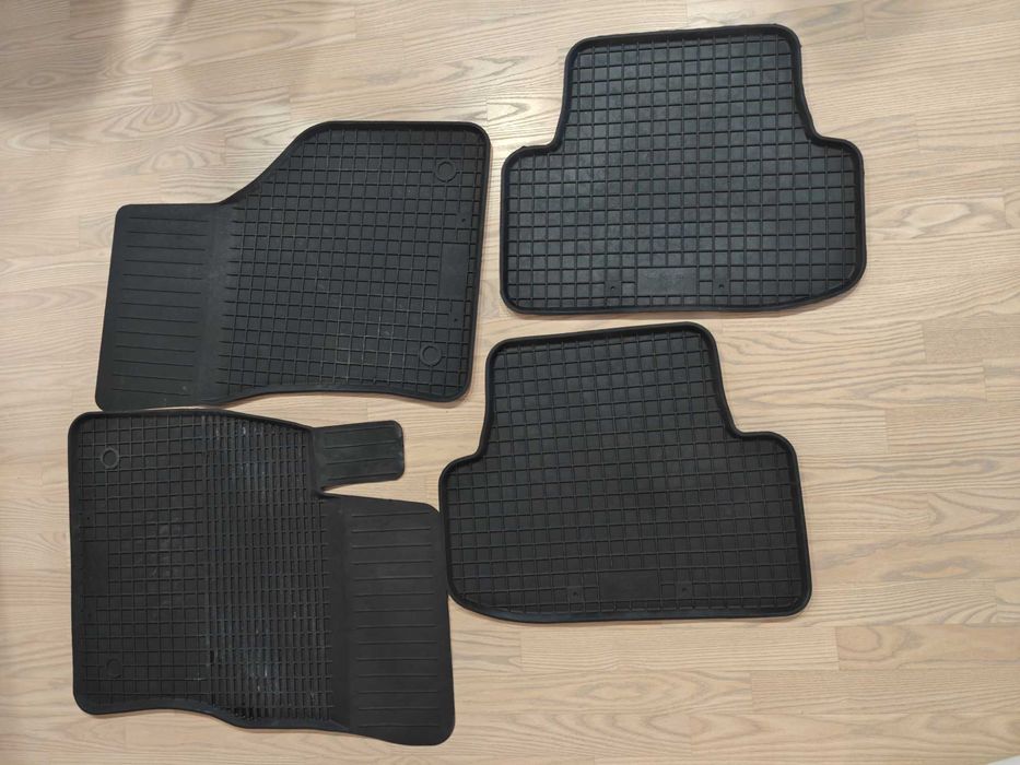 Sprzedam gumowe dywaniki Seat Arona