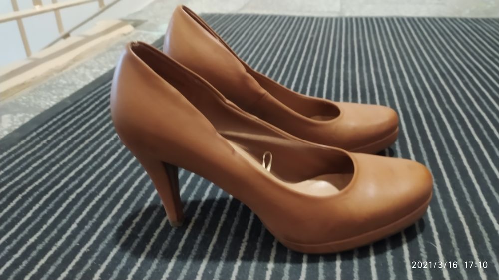 Buty na obcasie.           .