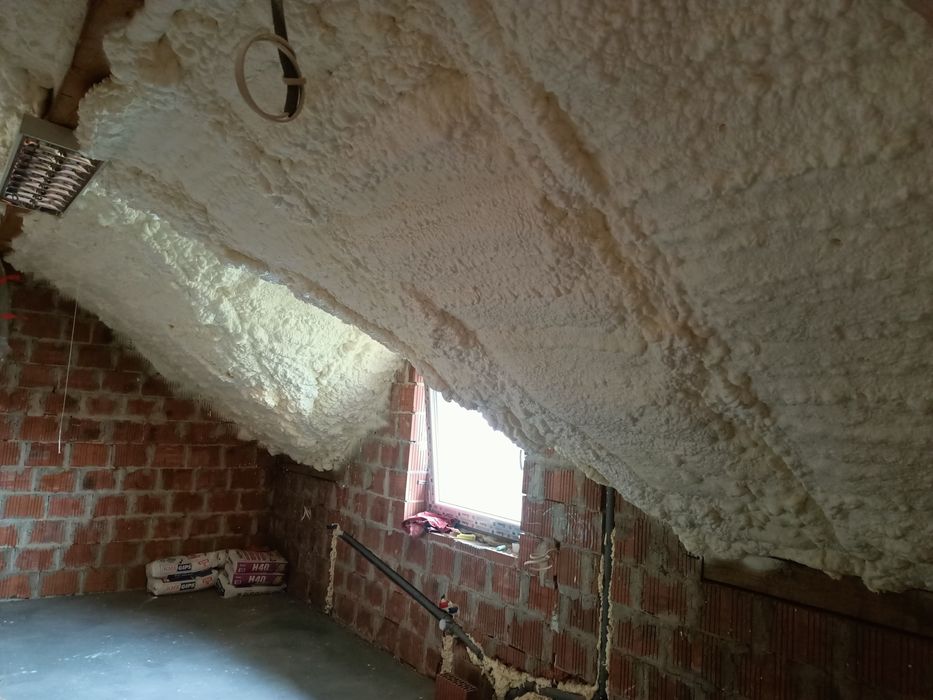 Piana Pur ocieplenie poddasza izolacja pianką RATY , ocieplanie pianą