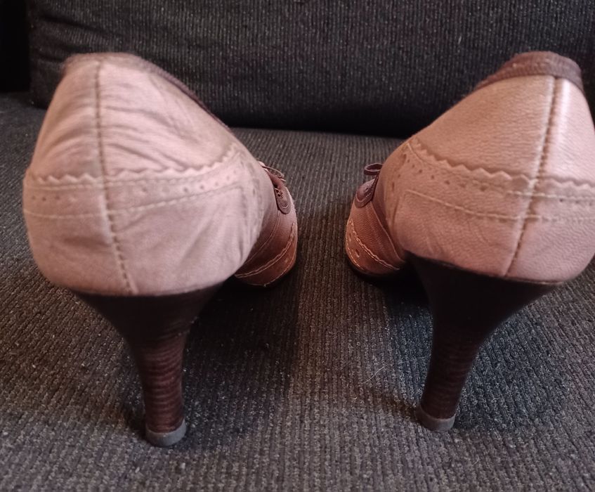 BAIXOU O PREÇO!!! 2,99€!!! Bonito Sapato salto alto, tipo Scarpin.