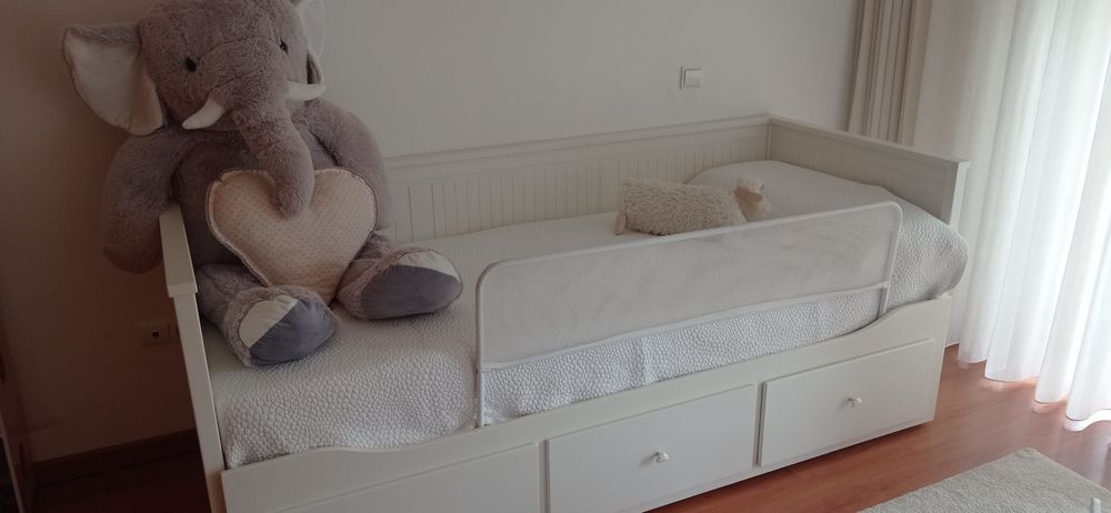 Cama Hemnes indiv/dupla com 2 colchões IKEA