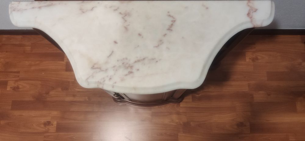 Credência de madeira com tampo de pedra