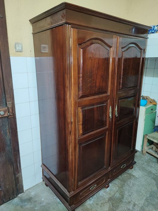 Guarda Roupa em madeira maciça