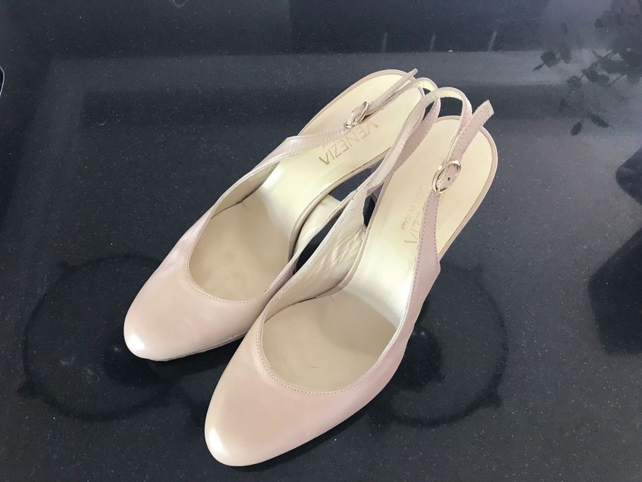 Skórzane szpilki w kolorze ecru rozmiar 38