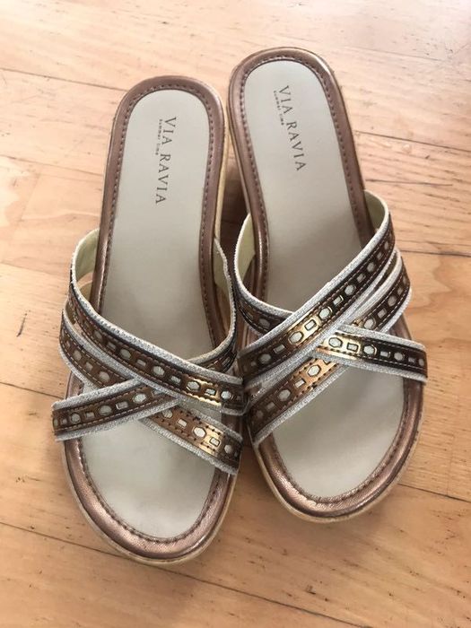 Klapki na niskim koturnie 38