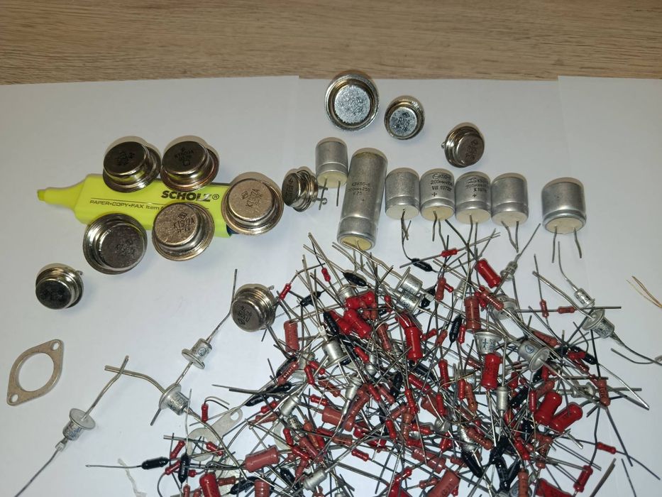 Радиодетали времён СССР транзисторы и конденсаторы