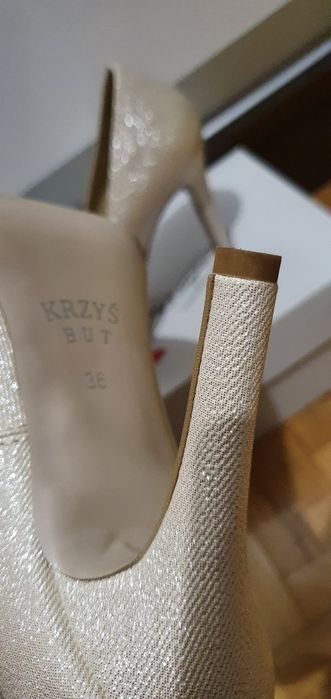 Buty na obcasie złote