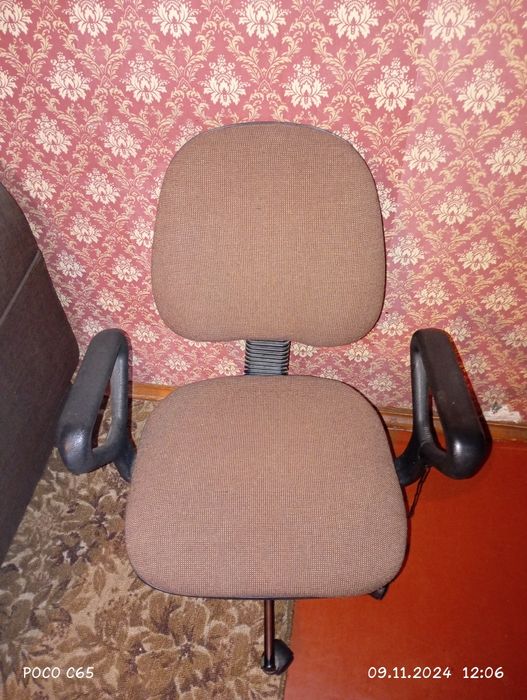 Продаются два офисных кресла