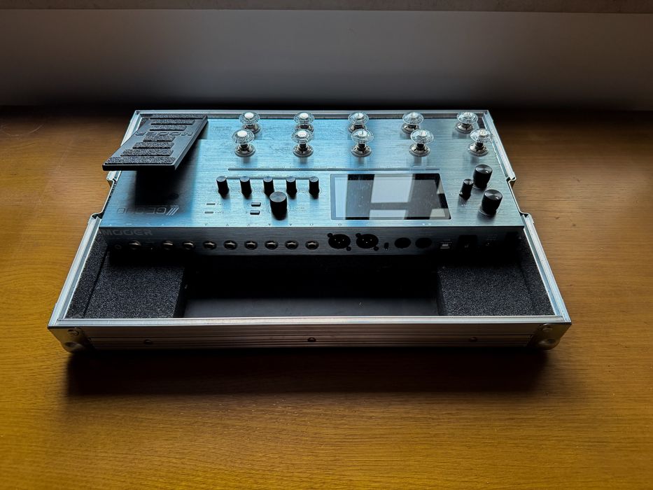 Mooer GE300 + Thon Case
