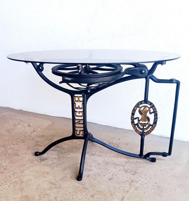 Mesa artesanal em ferro fundido