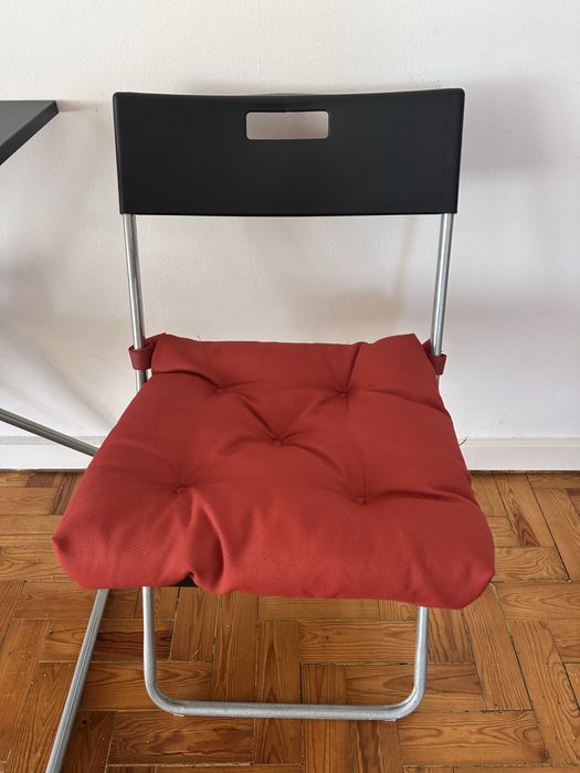 Cadeiras dobravel IKEA com almofadas vermelhas macias