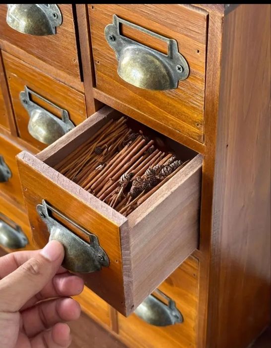 Móvel em Madeira com 12 Gavetas