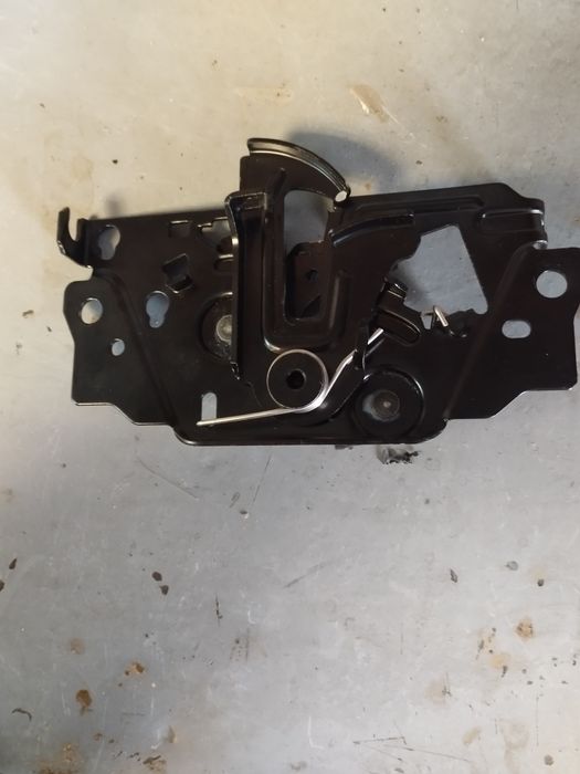 Тесла м3 замок капоту