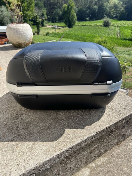 Top case Givi v46 + base