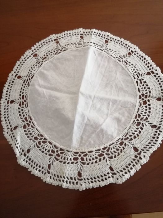 Panos em tecido alinhado com bordado manual em croché