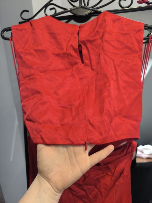 Czerwona sukienka z wyciętymi bokami.