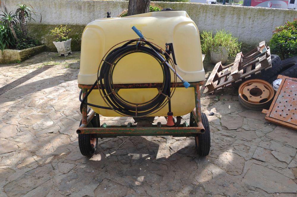 pulverizador rocha  300litros rebocável para tratores pequenos !