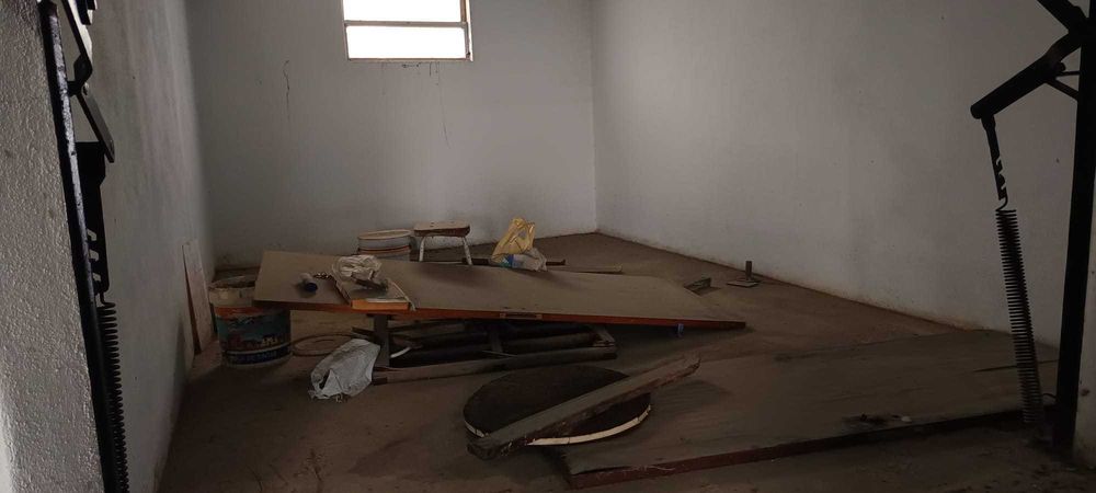 Vende-se garagem na Rua Leonardo Da Vinci