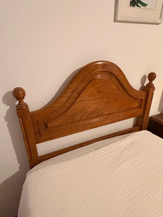 Conjunto de 2 camas de solteiro + colchões + mesa de cabeceira