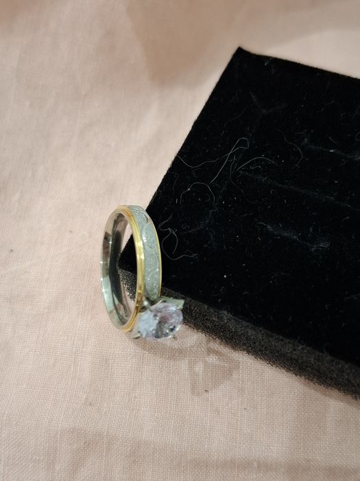 Anel solitário de 2 tons com textura em Aço novo
Tamanho 8
Dourado e prateado