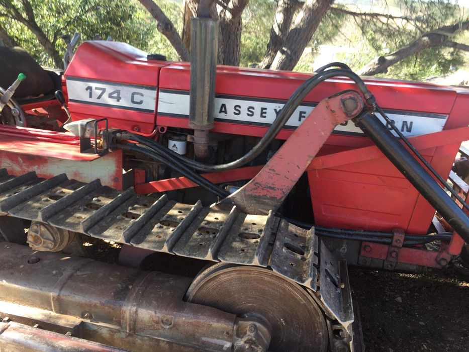 Máquina de rastos Massey Fergusson.