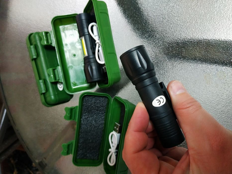 Фонарик трехрежымный в кейсе на аккумуляторе.Новый.