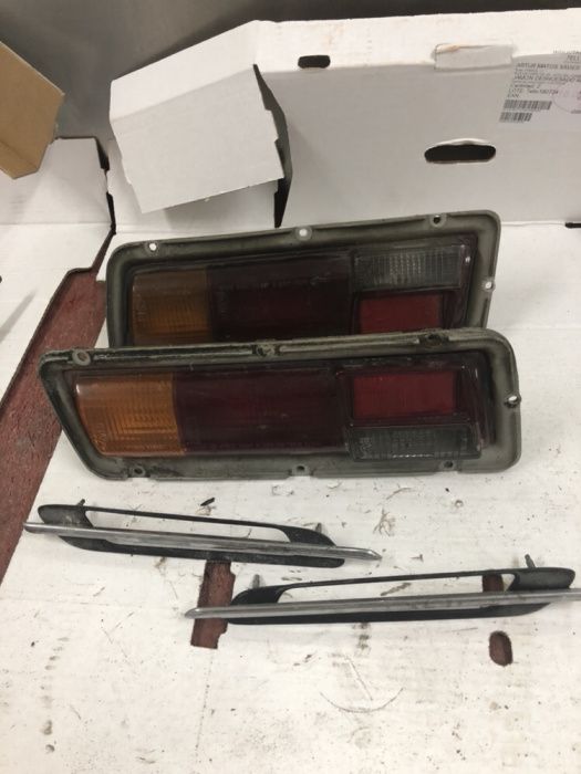 Farolins traseiros e grelhas toyota corola