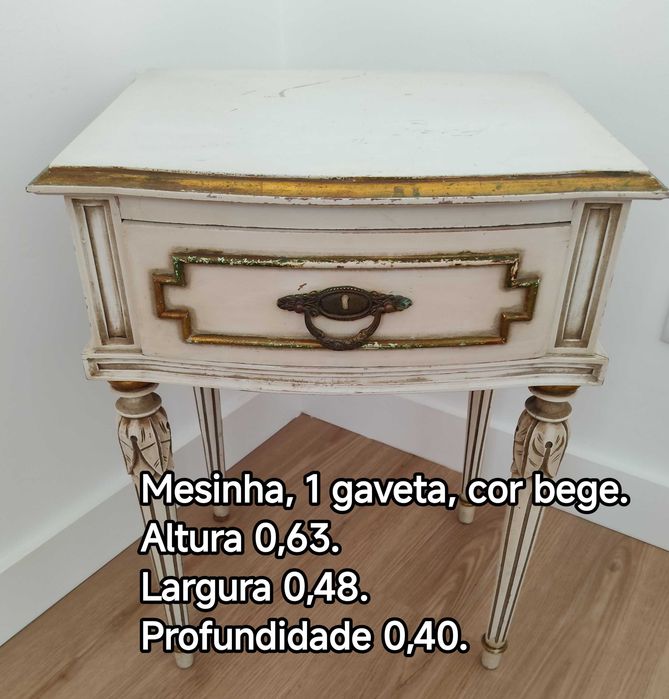 Cômoda e mesinha.