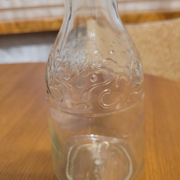 Szklana karafka, zamykana