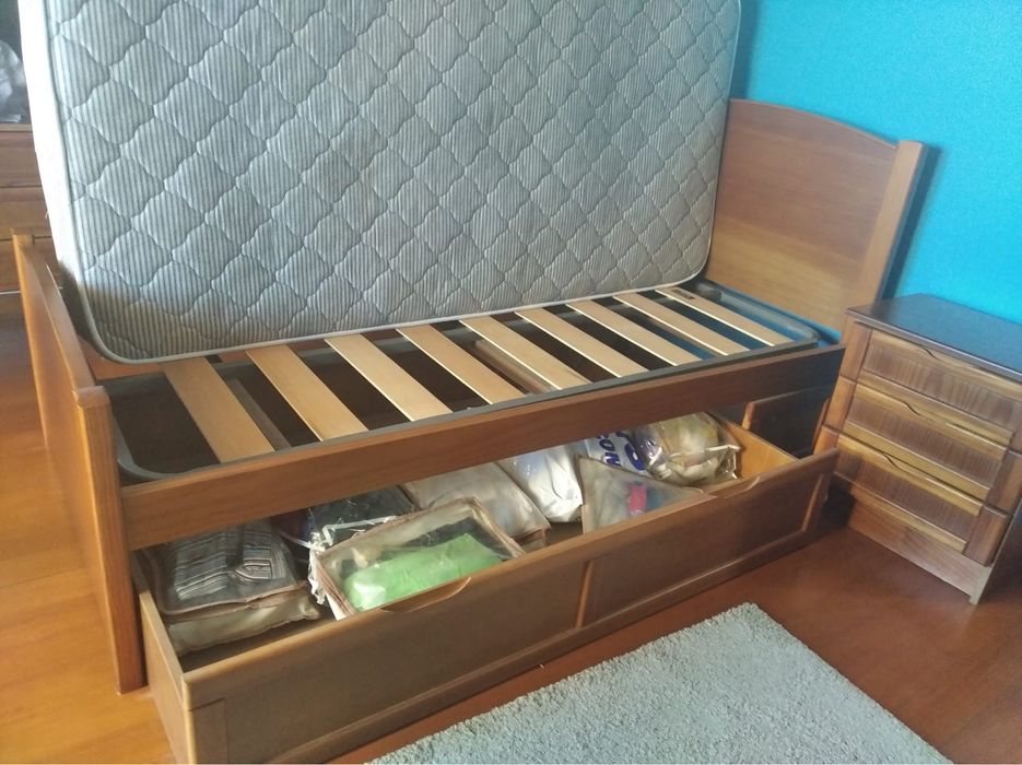 Mobilia de quarto de solteiro - Pinho Mel