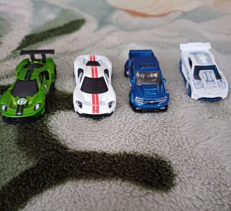 4 samochodziki hot wheels