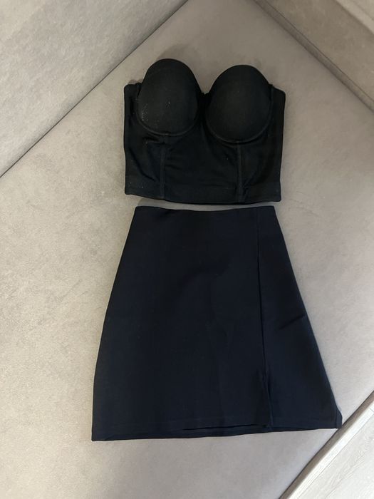 Чорна міні спідниця з розрізом