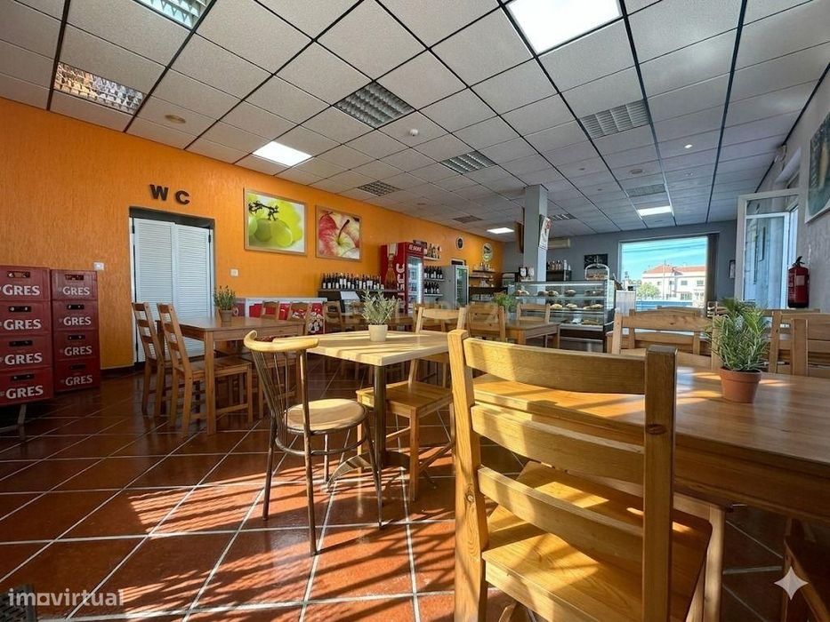 Café Totalmente Equipado em Excelente Localização – Pronto a Funcionar