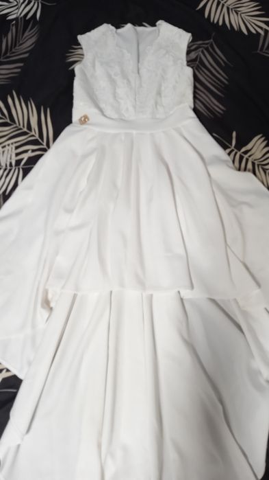 Гарна біла святкова сукня шлейф