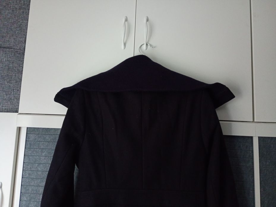 Ciepły płaszczyk zimowy z wysokim kołnierzem