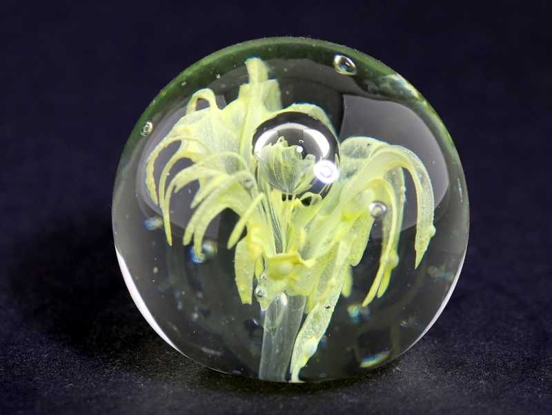 Szklany przycisk do papieru żółty kwiat z pęcherzykami powietrza