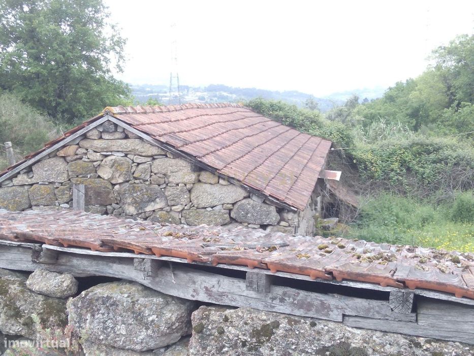 Moradias em ruína em Abragão
