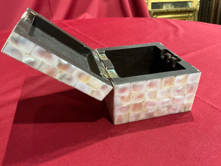 Caixa joias forrada madre pérola com 10x10x8 cm. Anúncios abaixo