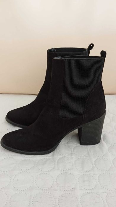 Botas confortáveis da Marypaz em camurça