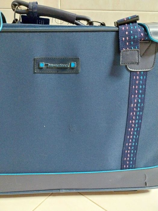 Mala de viagem Azul, com rodas, em muito bom estado. International