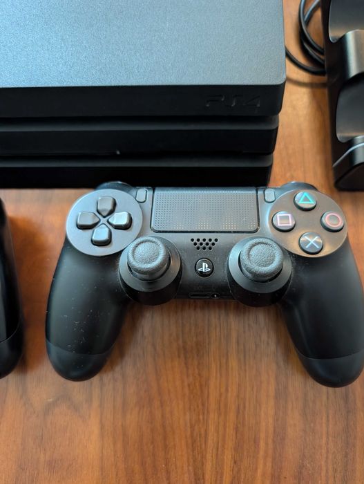 Consola PlayStation 4 Pro 860GB + 2 Comandos + Carregador comandos