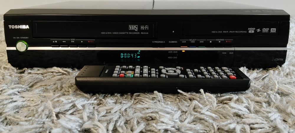 Magnetowid Nagrywarka VHS DVD HDD 250GB TOSHIBA RDXV49 Hi-Fi Stereo HDMI 6 głowic pilot