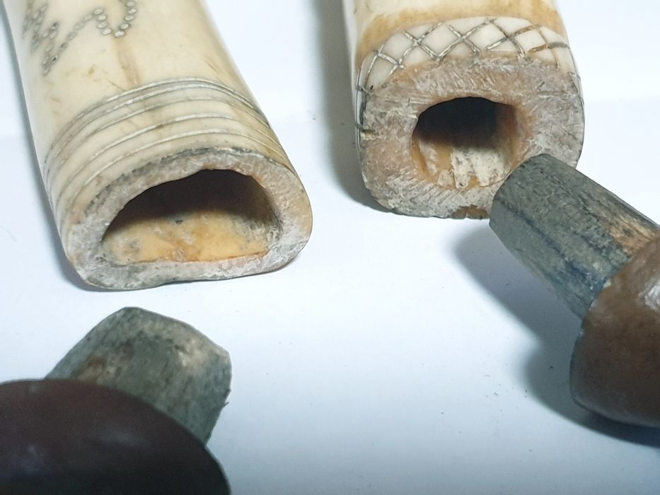 Antigos frascos de medicina africana em osso de bufalo e madeira