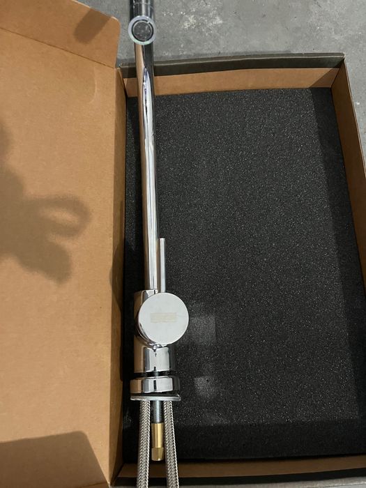 Torneiras novas de cozinha e banheira