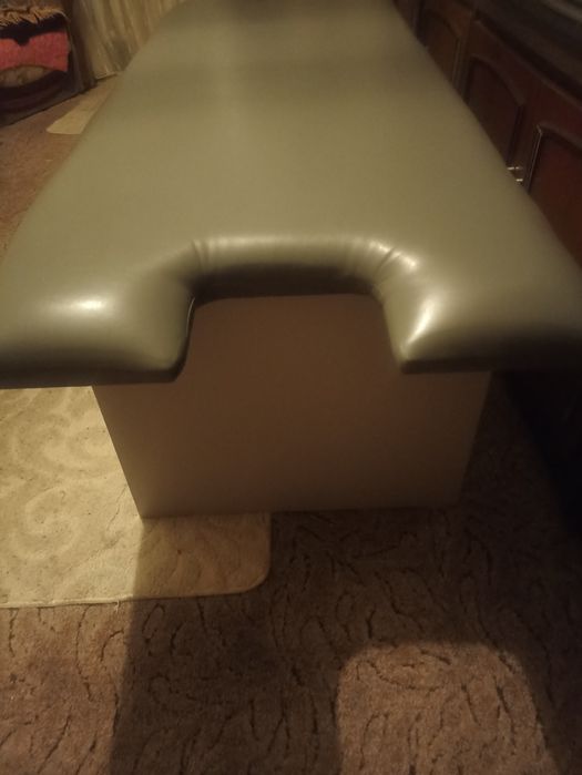 Стіл для масажу, не розкладний.