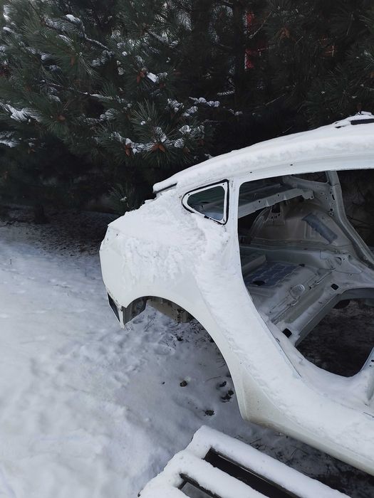 Задняя правая четверть Tesla Model 3 и другие детали кузова.