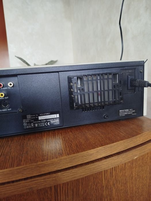 Професійний відеомагнітофон Panasonic серії AG-4700
